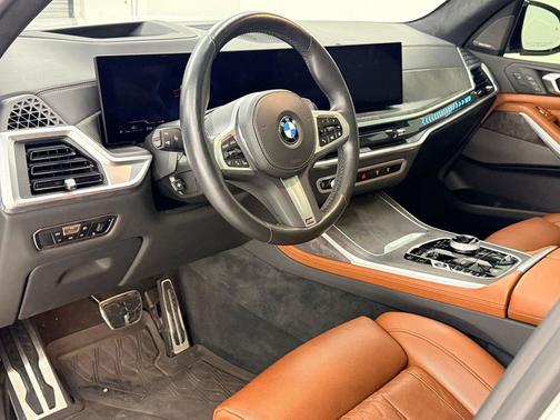 Mineral White Metallic 2023 BMW X7 xDrive40i