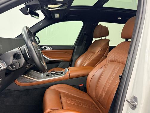 Mineral White Metallic 2023 BMW X7 xDrive40i
