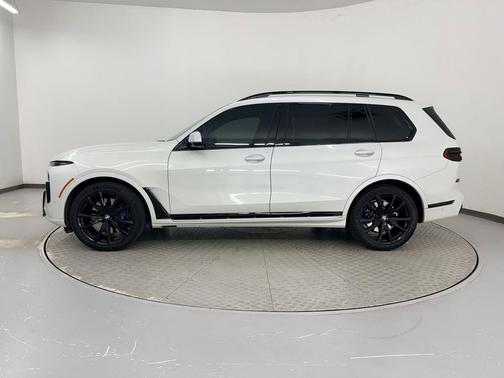 Mineral White Metallic 2023 BMW X7 xDrive40i