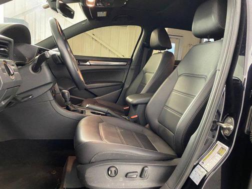 2022 Volkswagen Passat 2.0T R-Line