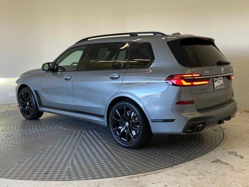 2023 BMW X7 M60i