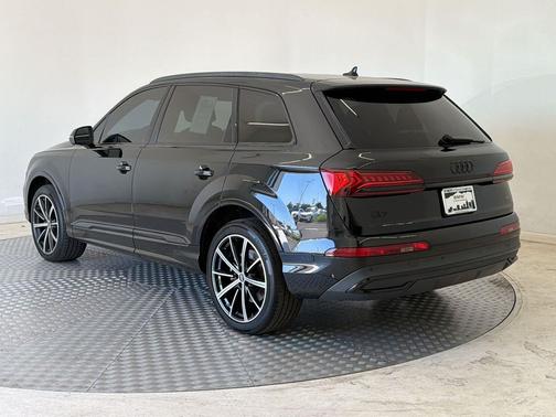 Mythos Black Metallic 2023 Audi Q7 55 Premium Plus