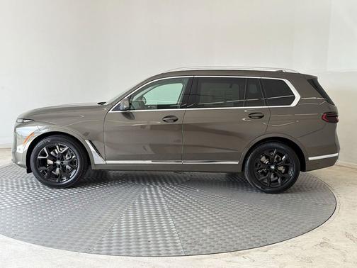 Manhattan Green Metallic 2027 BMW X7 xDrive40i