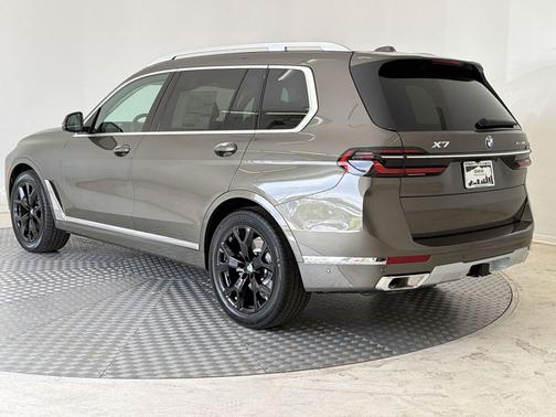 Manhattan Green Metallic 2027 BMW X7 xDrive40i
