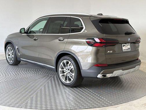 Manhattan Green Metallic 2026 BMW X5 PHEV xDrive50e