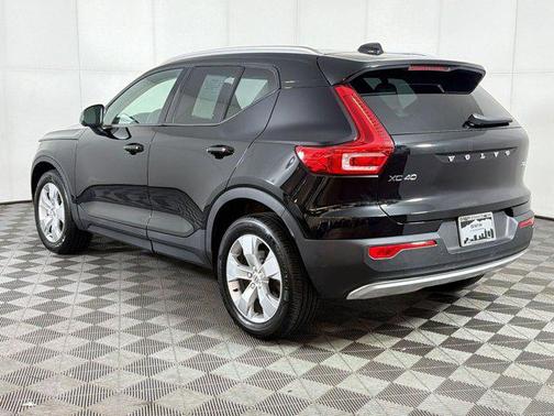 Onyx Black Metallic 2020 Volvo XC40 T5 Momentum