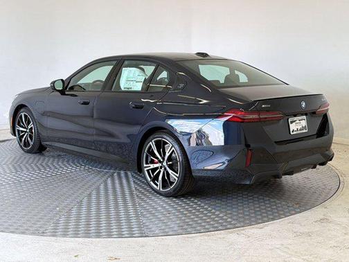 Carbon Black Metallic 2026 BMW 550e xDrive