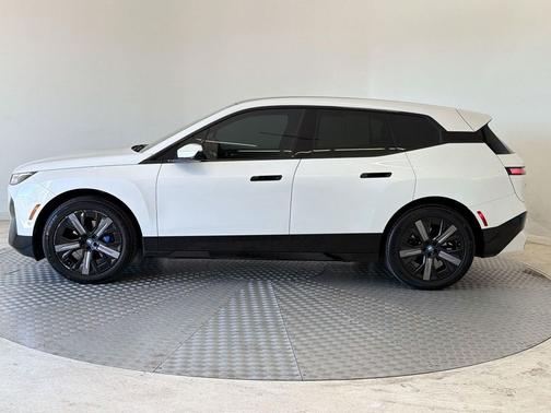 Mineral White Metallic 2024 BMW iX xDrive50