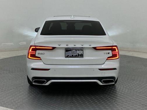 2021 Volvo S60 T5 Momentum