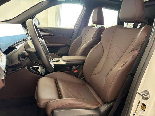 Mineral White Metallic 2024 BMW X1 xDrive28i
