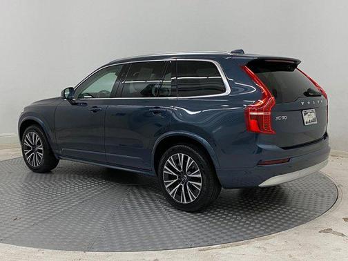 2022 Volvo XC90 T6 Momentum