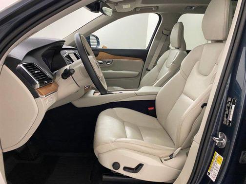 2022 Volvo XC90 T6 Momentum