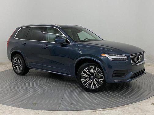 2022 Volvo XC90 T6 Momentum