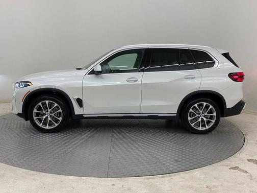 Mineral White Metallic 2026 BMW X5 xDrive40i