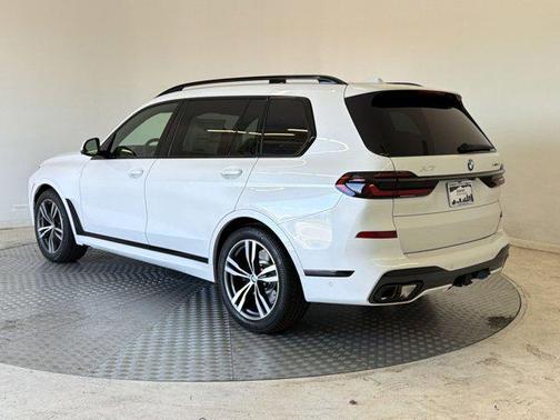 Mineral White Metallic 2027 BMW X7 xDrive40i