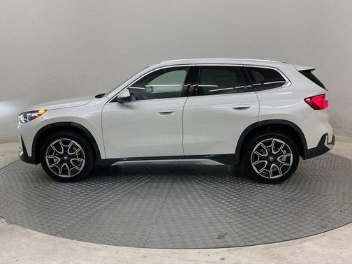 Mineral White Metallic 2025 BMW X1 xDrive28i
