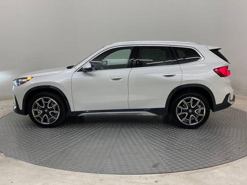 Mineral White Metallic 2025 BMW X1 xDrive28i