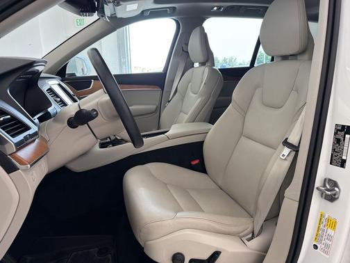 Crystal White Metallic 2021 Volvo XC90 T6 Momentum
