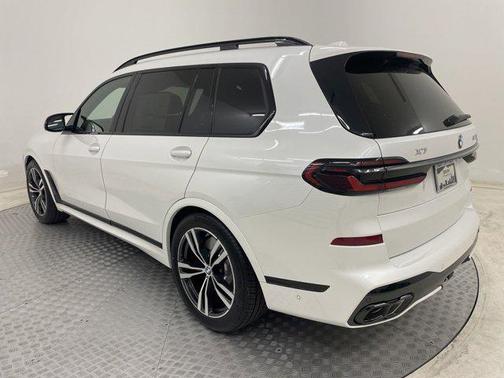 2025 BMW X7 M60i