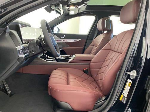 2026 BMW 750e i xDrive