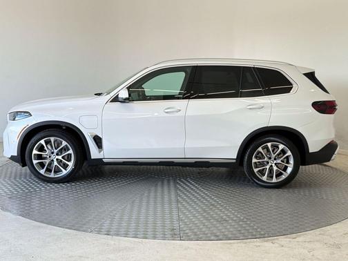 Mineral White Metallic 2026 BMW X5 PHEV xDrive50e