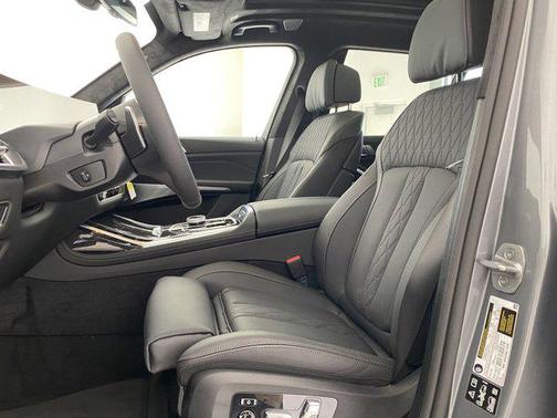 2025 BMW X7 M60i