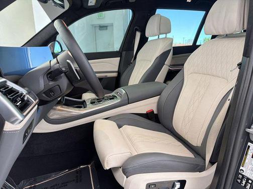 Dravit Grey Metallic 2025 BMW X7 M60i