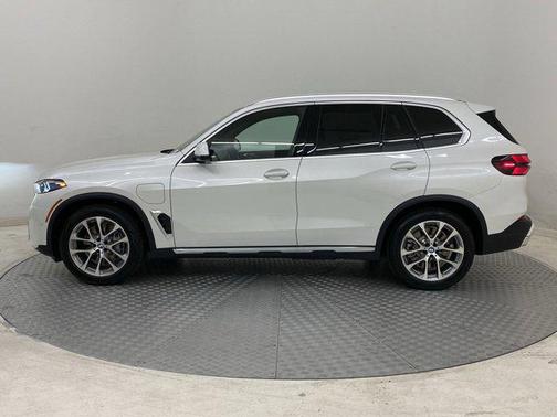 Mineral White Metallic 2026 BMW X5 PHEV xDrive50e