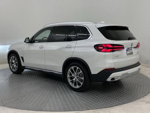 Mineral White Metallic 2026 BMW X5 PHEV xDrive50e