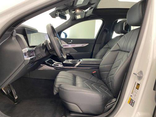 2024 BMW 750e i xDrive