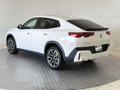 Alpine White 2026 BMW X2 xDrive28i