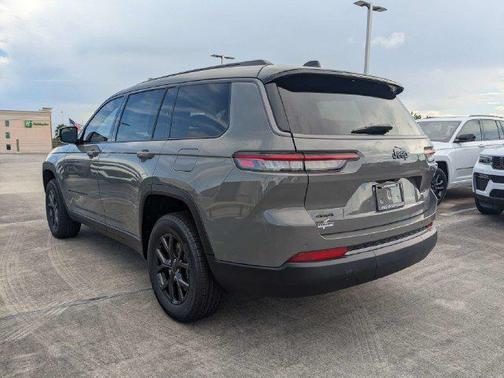 Gray Clearcoat 2027 Jeep Grand Cherokee L Laredo