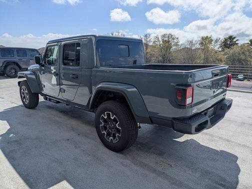 2026 Jeep Gladiator Sahara 4x4