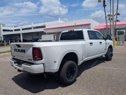 Bright White Clearcoat 2026 RAM 3500 Big Horn Crew Cab 4x4 8' Box