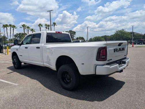 Bright White Clearcoat 2026 RAM 3500 Big Horn Crew Cab 4x4 8' Box
