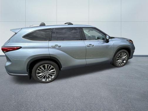 Moon Dust 2020 Toyota Highlander Platinum