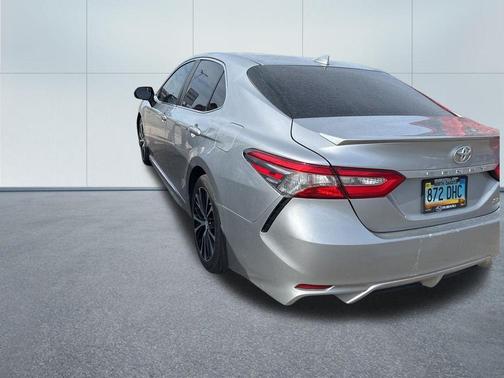 Celestial Silver Metallic 2018 Toyota Camry SE