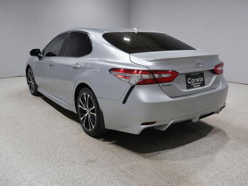 Celestial Silver Metallic 2018 Toyota Camry SE