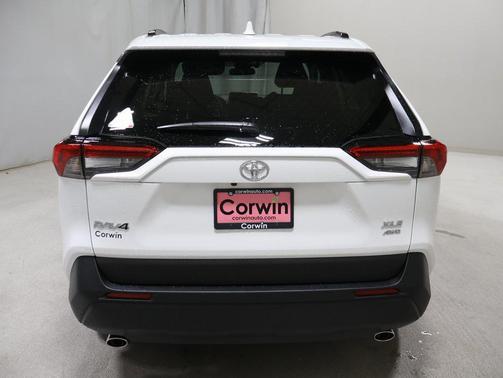 Ice Cap 2024 Toyota RAV4 XLE