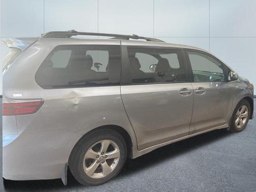 2018 Toyota Sienna LE