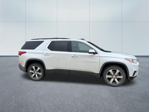 Iridescent Pearl Tricoat 2020 Chevrolet Traverse LT Leather
