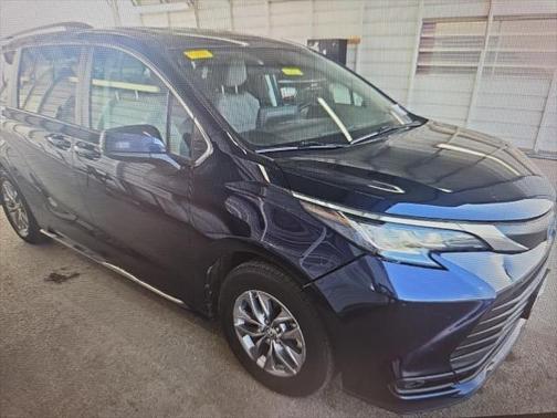 2022 Toyota Sienna LE