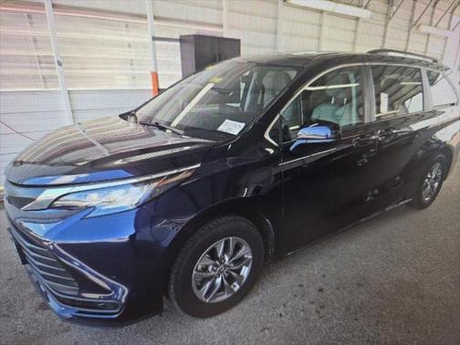 2022 Toyota Sienna LE