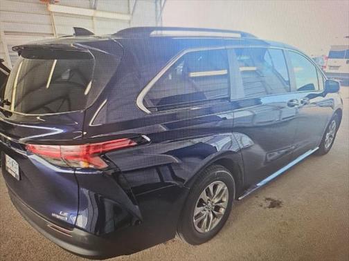 2022 Toyota Sienna LE