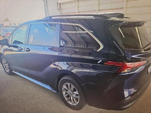 2022 Toyota Sienna LE