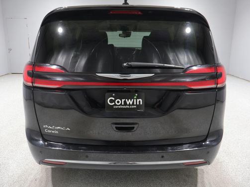 Diamond Black Crystal Pearlcoat 2024 Chrysler Pacifica Touring L
