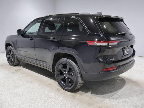 Diamond Black Crystal Pearlcoat 2023 Jeep Grand Cherokee Altitude