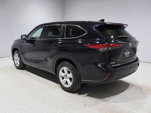 Midnight Black Metallic 2021 Toyota Highlander LE