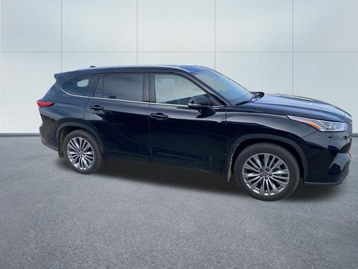 Black 2022 Toyota Highlander Platinum