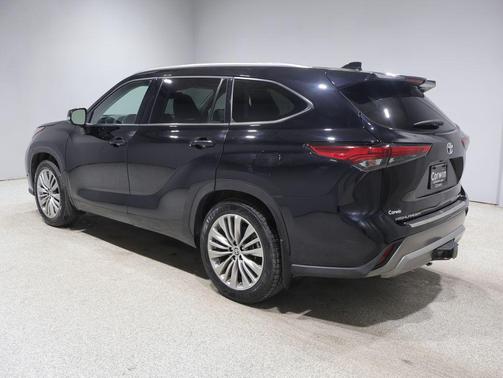 Midnight Black Metallic 2022 Toyota Highlander Platinum